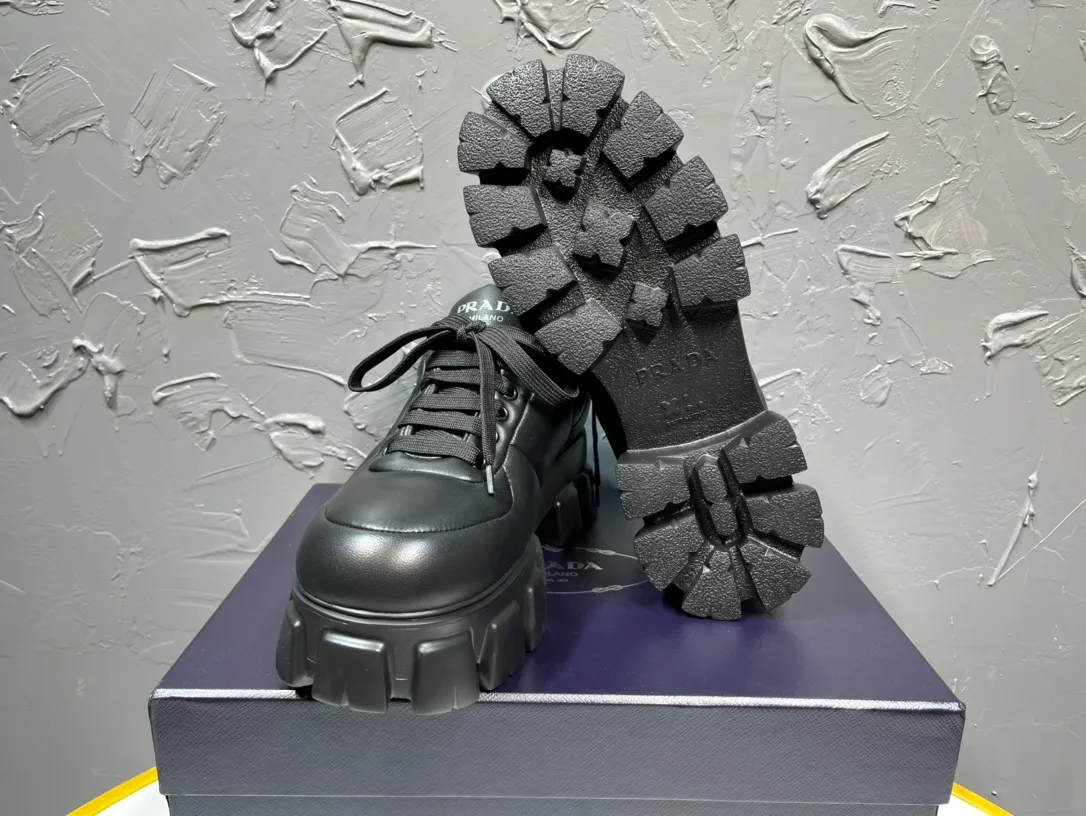 Men's shoes 💰820💰 🔥🔥🔥Top version 2025 new Prada Prada triangular enamel logo, round toe bolder shoes, bread shoes, developed one to one with the original version, outsole one to one private molding, the fabric is imported sheepskin, lining imported sheepskin, foot pad sheepskin, sole height 5cm, outsole original rubber foam sole, code number 39-46